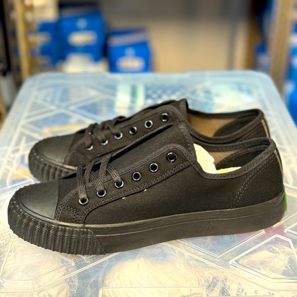 PF Flyer classic center low all Blk new in box - Picture 1 of 3